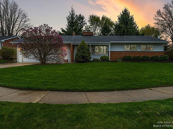 3rd image of 2049 Norfolk Ave