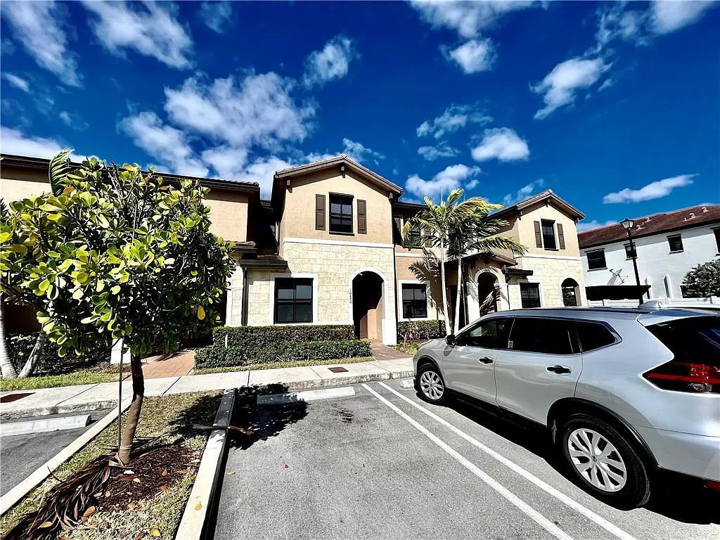 3 bed, 2.5 bath, 1540 sqft, $3,200 — Photo 2