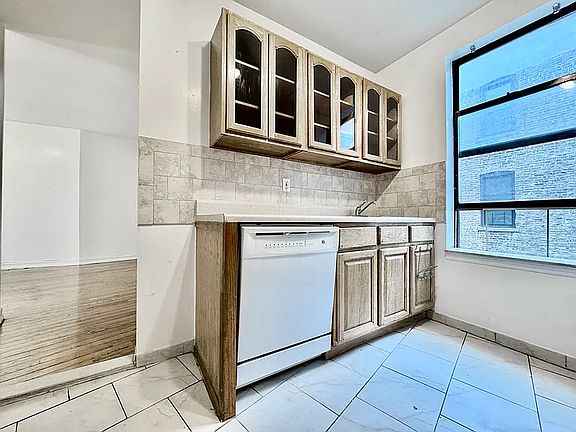 3rd image of 112 Haven Ave #40
