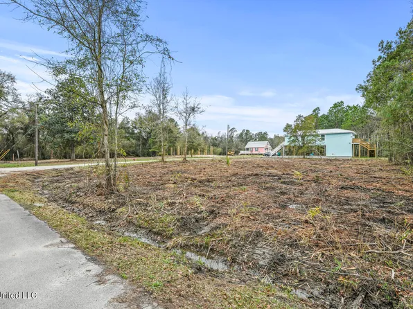 111 East St, Waveland, MS 39576