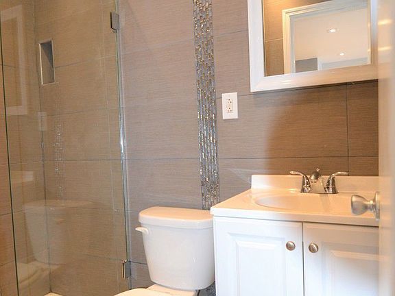 3rd image of 1065 Jefferson Ave #3