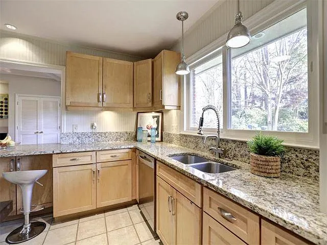 1624 Berkeley Ln NE — Photo 5