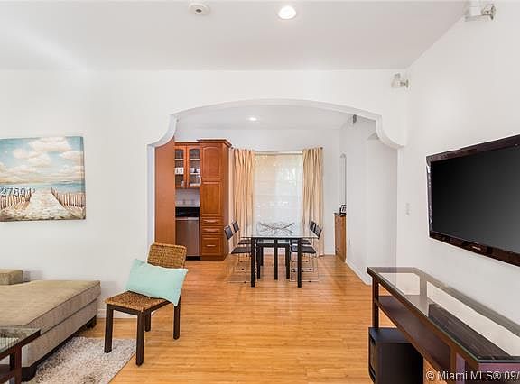 4th image of 1572 Meridian Ave APT 1