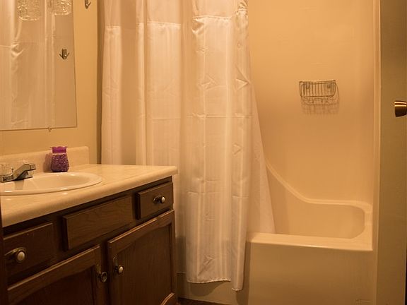 3rd image of 110 E 39th St #5