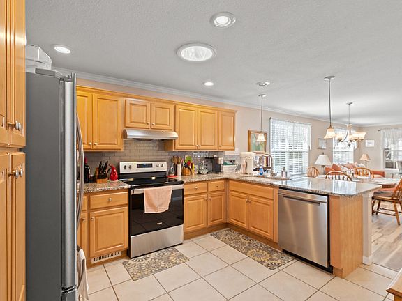 4th image of 246 Lakeside Crossing Dr.