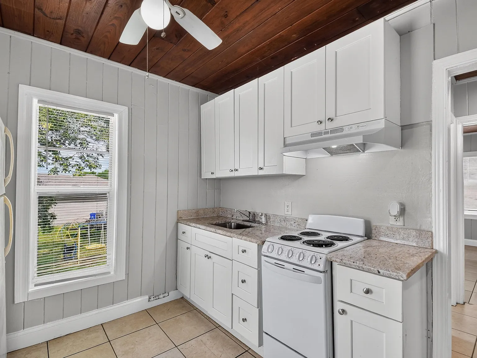 2 bed, 1.0 bath, 900 sqft, $1,695 — Photo 3