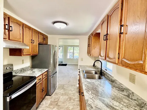 577 Glenbrook Ave N, Oakdale, MN 55128