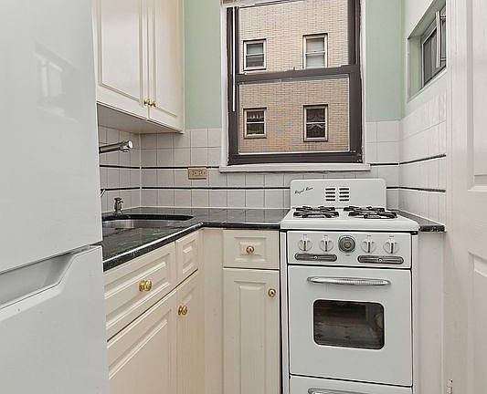 5th image of 110 E 36th St APT 8A