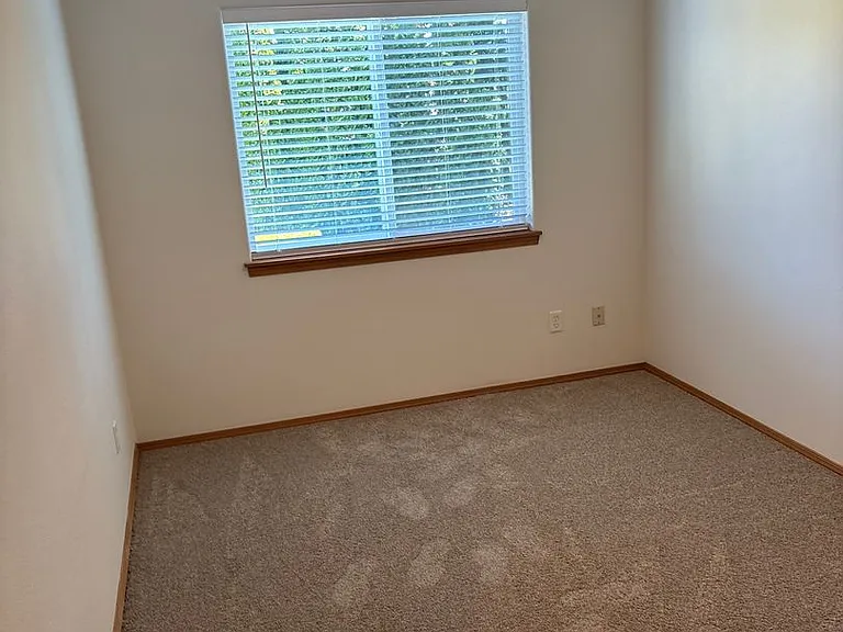 204 SE Kane Dr — Photo 3