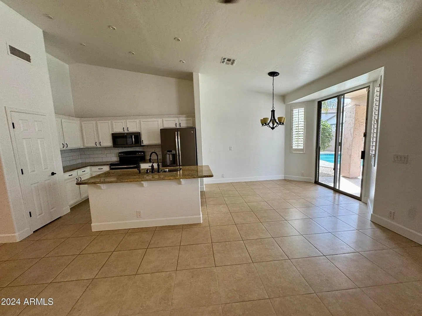 This stunning single-level home offers 3 bedrooms 2 bathrooms, a sparkling pool with mature manic... — Photo 4