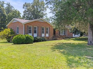 8315 Westbourne Dr, Charlotte, NC 28216