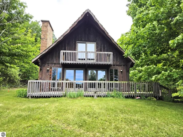 8480 Fairway Dr, Beulah, MI 49617