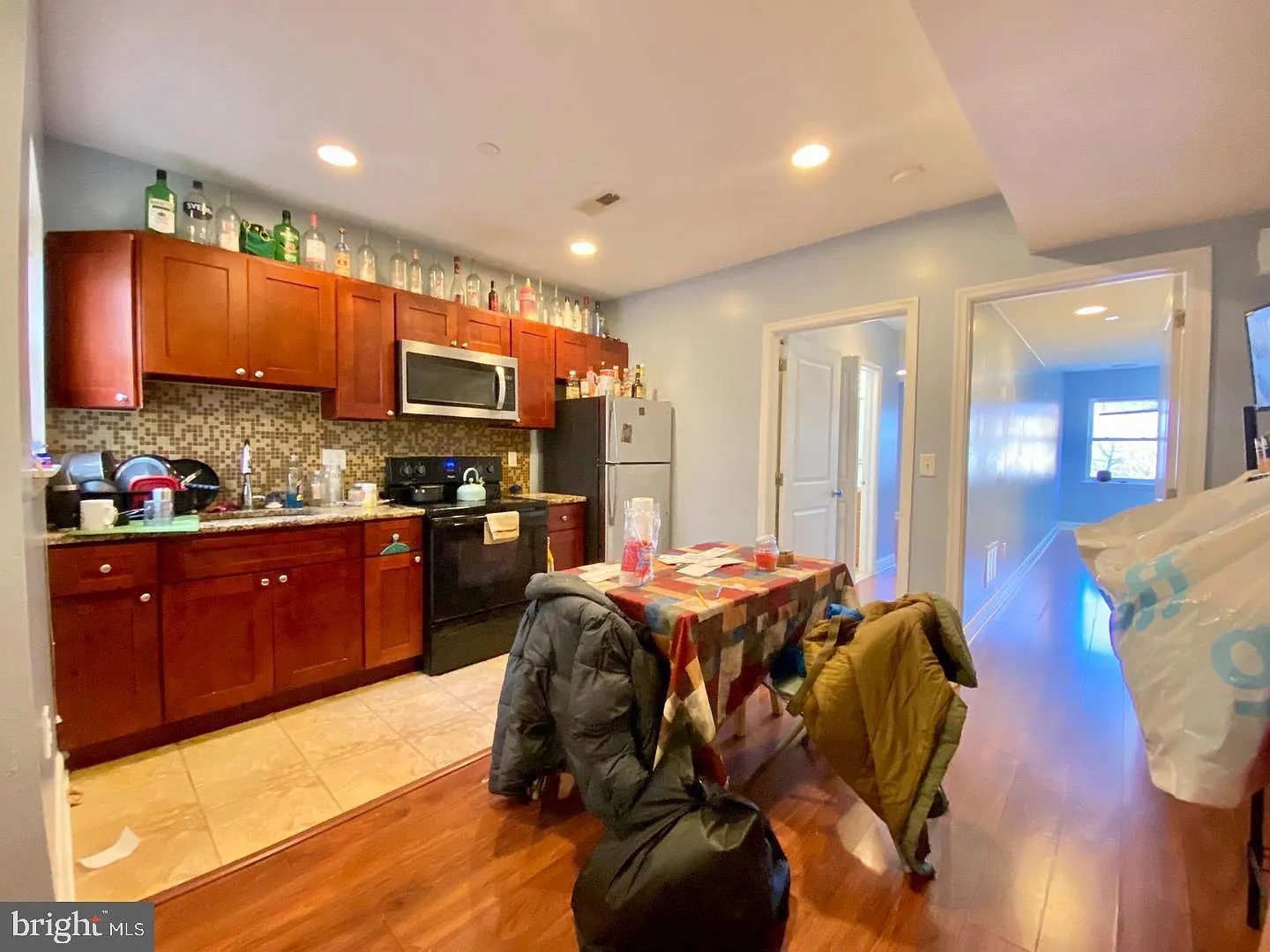 4 bed, 4.0 bath, 1200 sqft, $1,800 — Photo 2