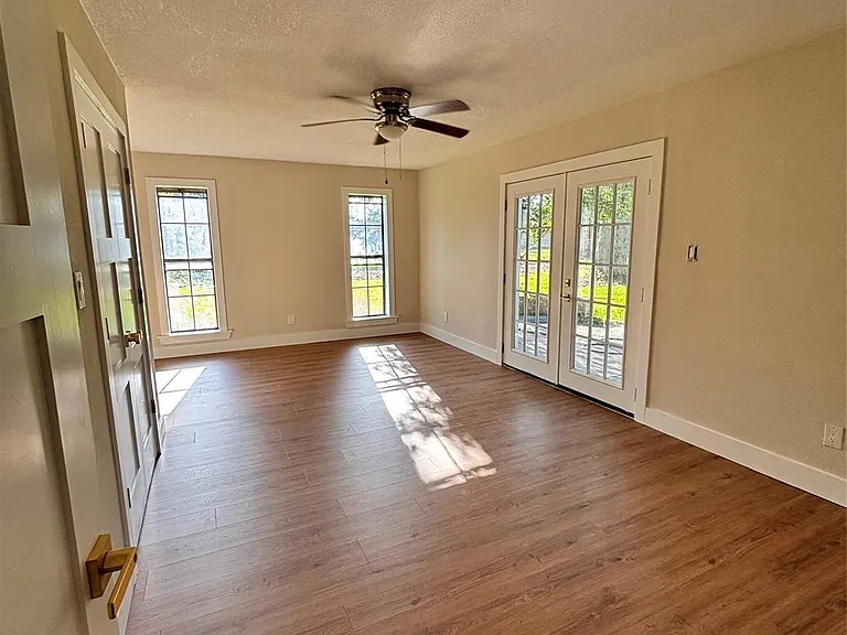 118 Clover St — Photo 23