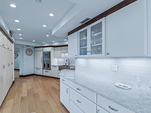 4th image of 100 Lakeshore Drive #458