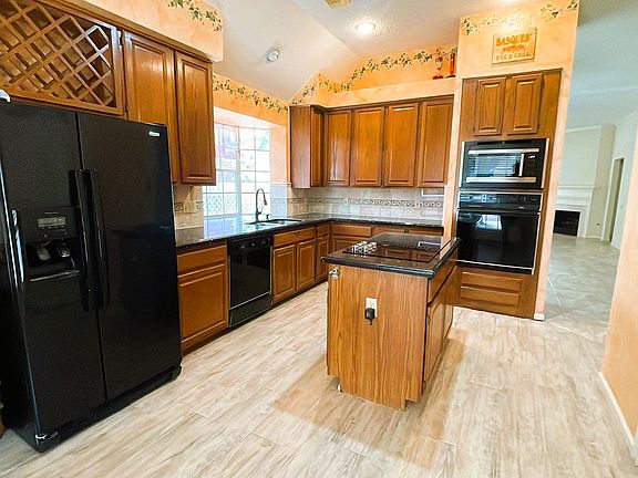 3rd image of 7935 Park Hollow Ct