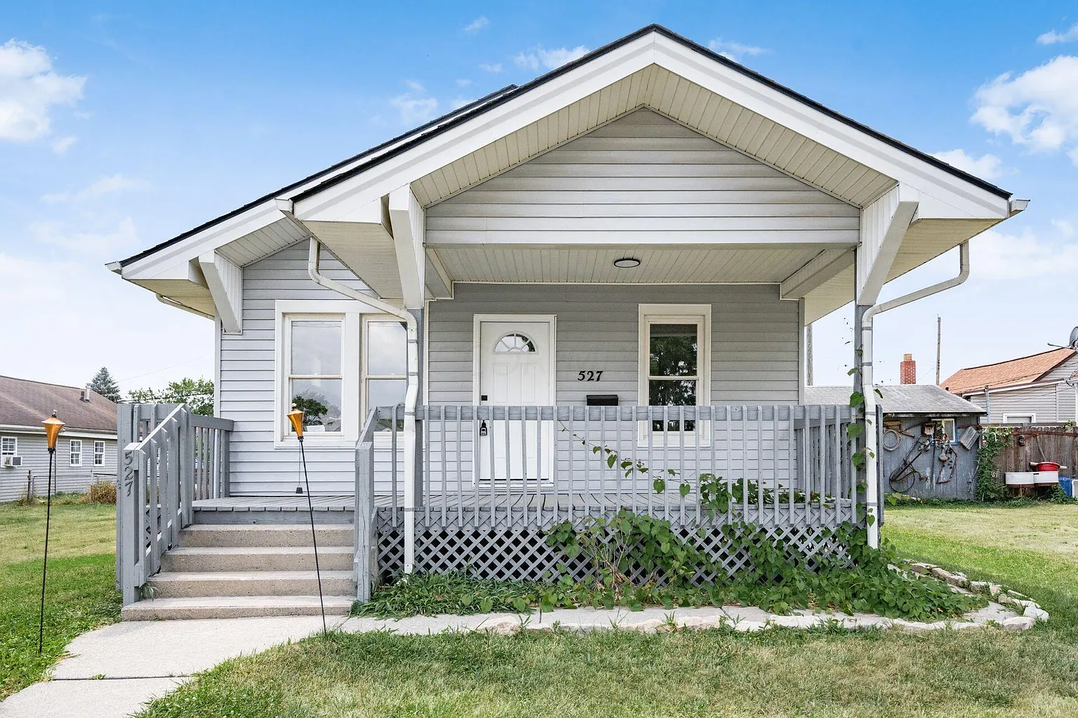 527 Helen St photo 1