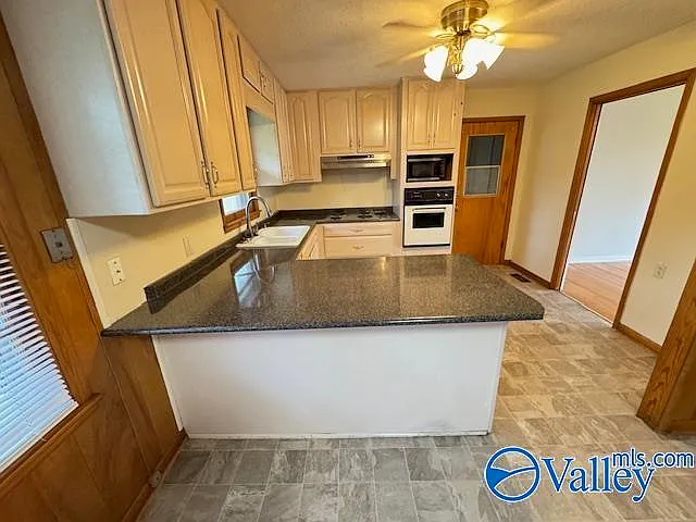 1607 Chapman Ave NE — Photo 6