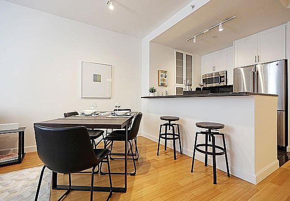 3rd image of 320 W 38th St APT 916