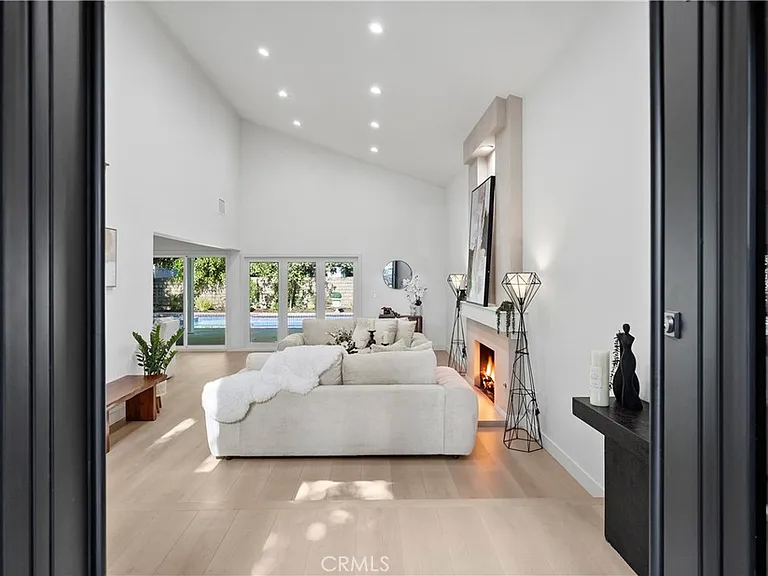 6221 Mammoth Ave — Photo 4