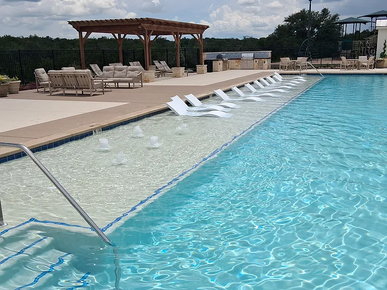 Pool w/ tanning shelf