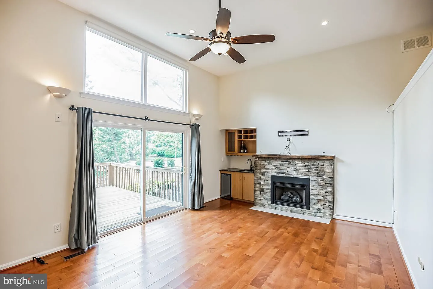 3 bed, 2.5 bath, 1936 sqft, $3,000 — Photo 4