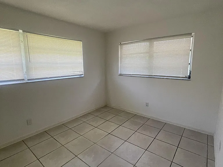807 NW 24th St #12 — Photo 5