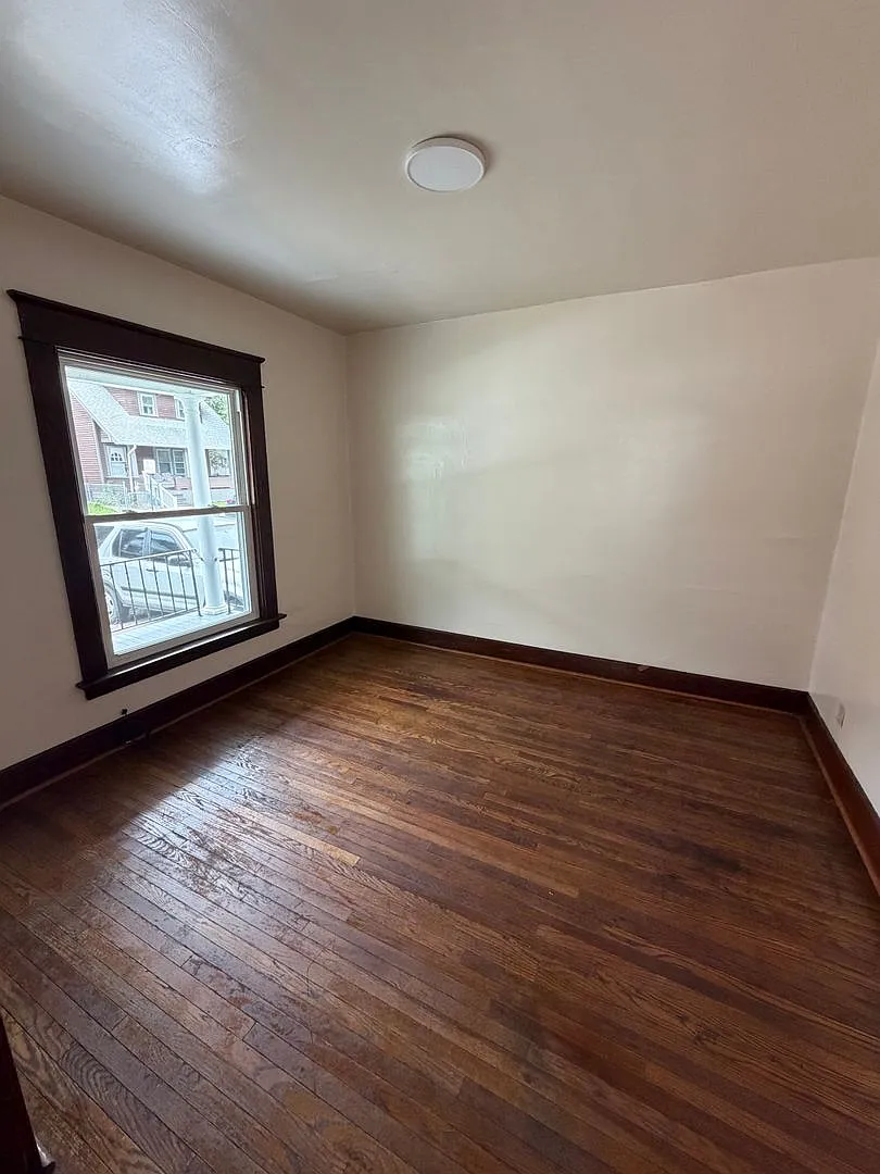 Large 4 Bedroom House — Photo 4