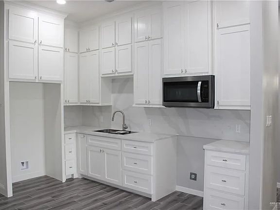 4th image of 704 W 25th St