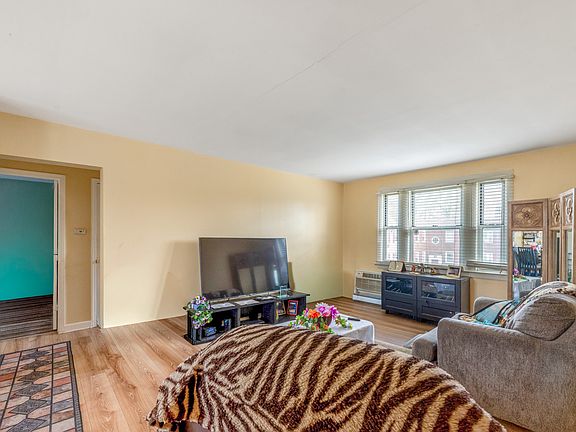 4th image of 953D E Front St #142