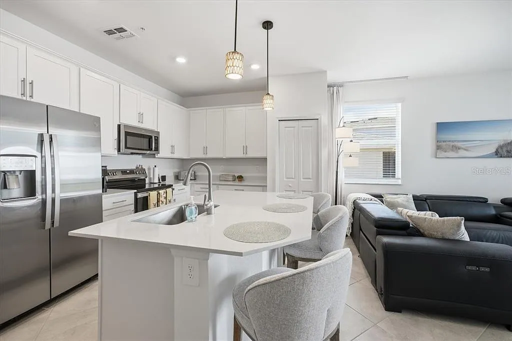 3 bed, 2.0 bath, 1301 sqft, $2,300 — Photo 2