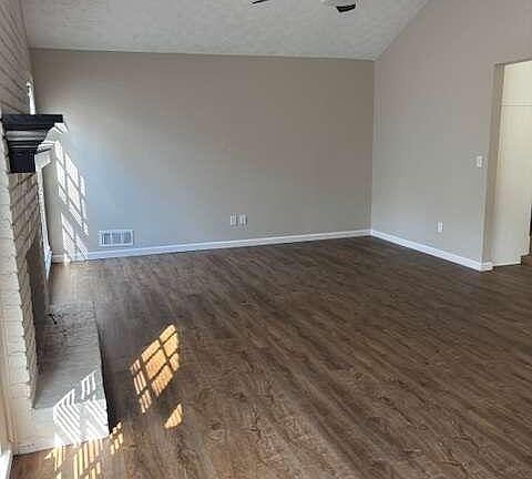 3rd image of 70 Creekline Dr