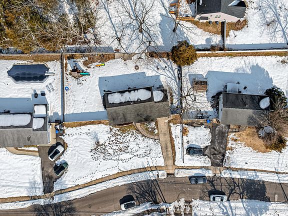 5th image of 392 Suburban Drive