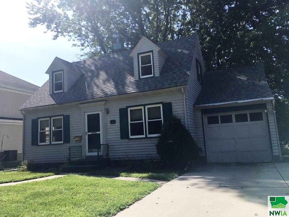 1st image of 822 W 5th St