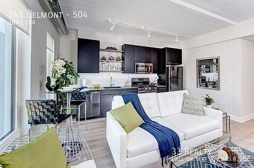 2nd image of 941 W Belmont Ave #504