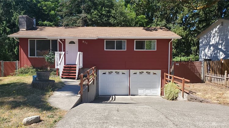 1st image of 811 Oakcrest Dr SE