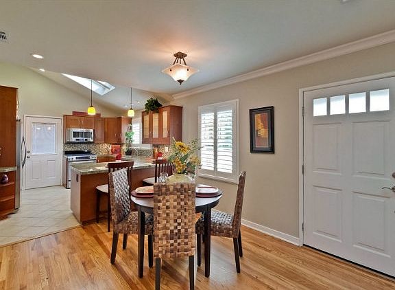 5th image of 880 Blossom Dr