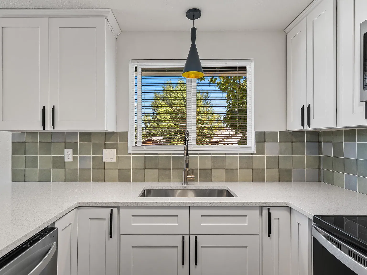 2 bed, 1006 sqft, $1,700 — Photo 3