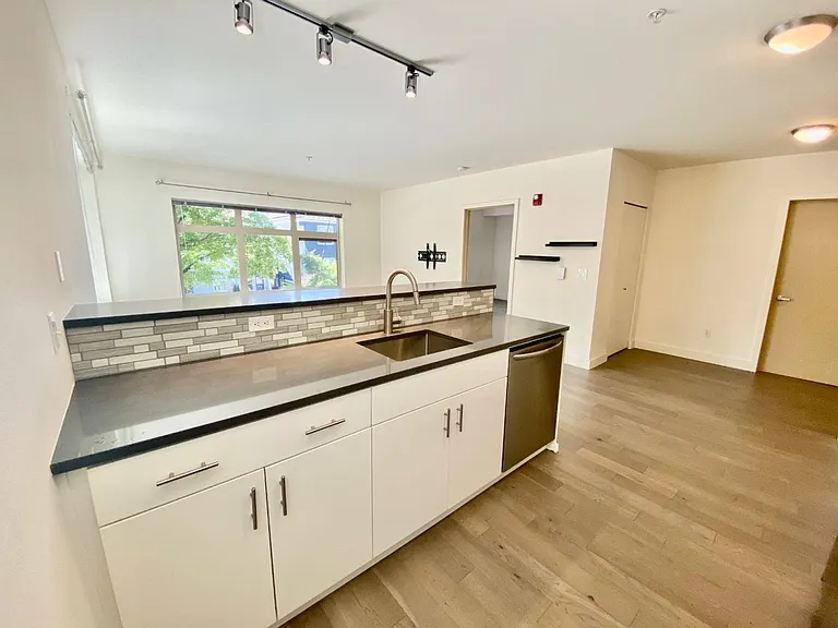 1620 Belmont Ave #221 — Photo 8