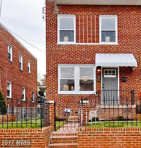 745 Kennedy St NE photo 1
