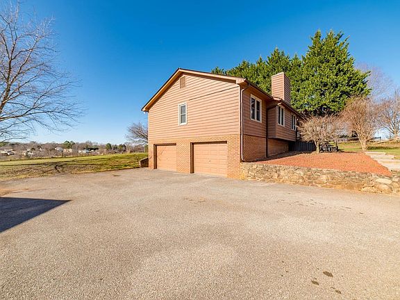 3rd image of 1587 Newton Cir