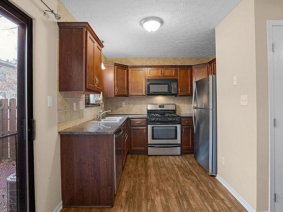 5th image of 911 Upholland Ln