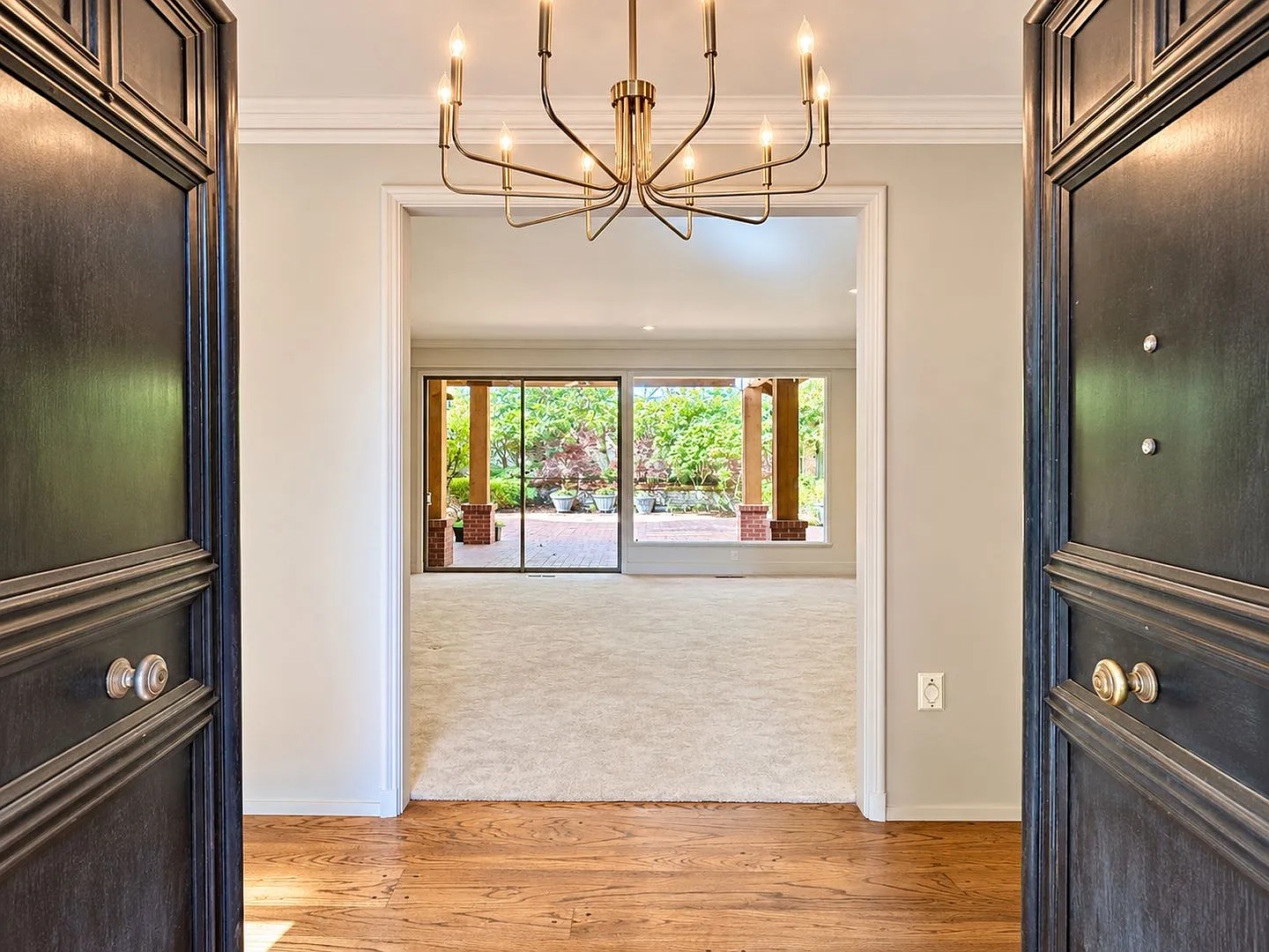 Elegant Windermere Home with Spacious Living, Private Courtyard & Lake Washington Proximity — Photo 4