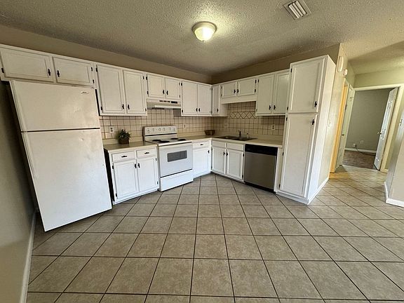 5th image of 3399 Green Briar Cir #1