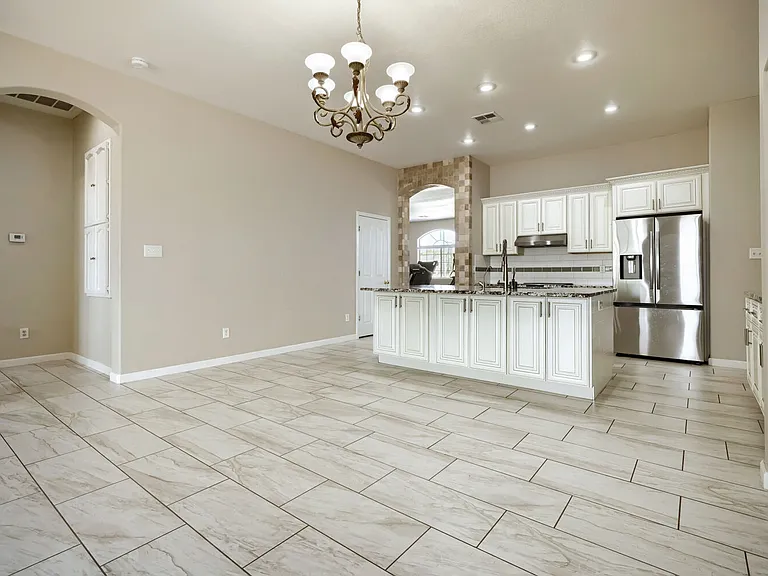 5619 W Frier Dr — Photo 5