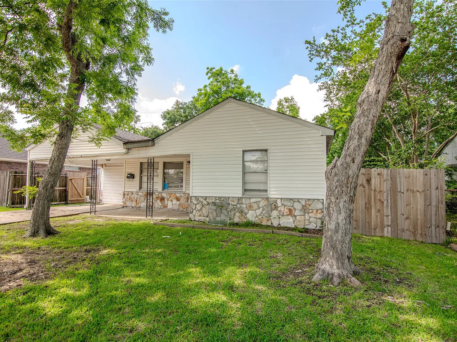 4 bed, 2.0 bath, 1294 sqft, $1,750 — Photo 2