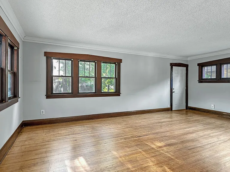 881 19th Ave SE — Photo 3