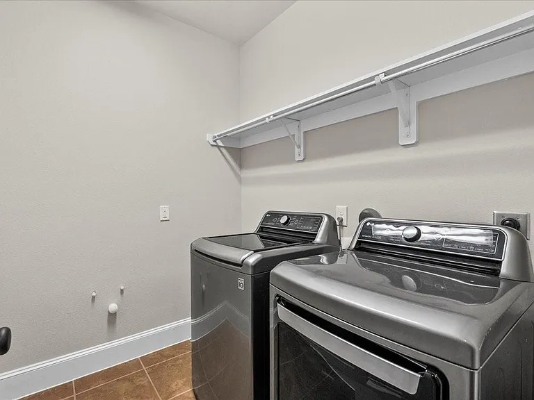 1117 Hancock Springs Ln — Photo 41