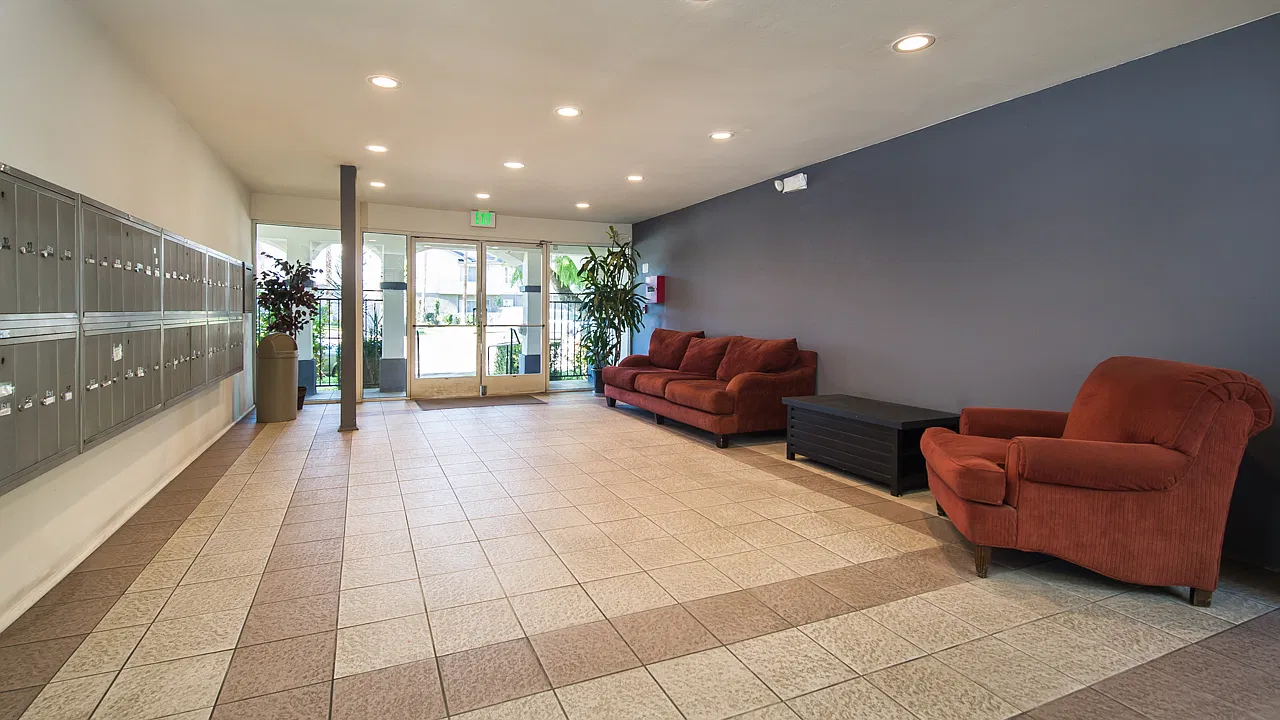 Tarzana Courtyard — Photo 2