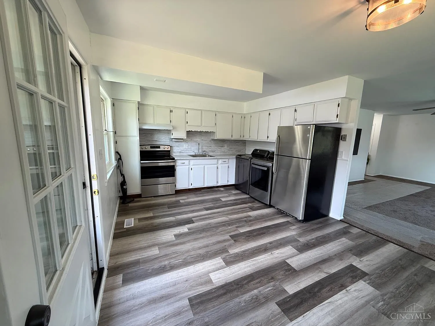 3 bed, 1.0 bath, 1047 sqft, $2,100 — Photo 2